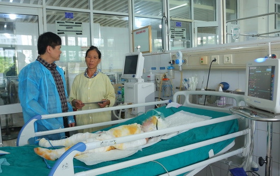 Đại diện Bộ GD&ĐT thăm và động viên 3 trẻ mầm non bị bỏng
