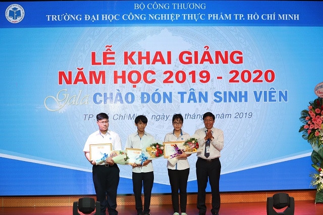 1,5 tỉ đồng học bổng dành cho sinh viên trong ngày vui khai giảng