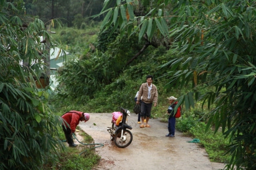 Kon Tum: Hàng trăm học sinh đội mưa dự khai giảng muộn - Ảnh minh hoạ 3