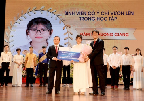 Hơn 5.000 tân sinh viên khóa 61 Trường ĐH Kinh tế Quốc dân bước vào năm học mới - Ảnh minh hoạ 3