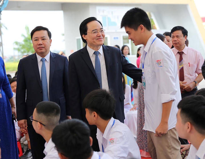 Bộ trưởng Phùng Xuân Nhạ hòa niềm vui chung ngày khai trường