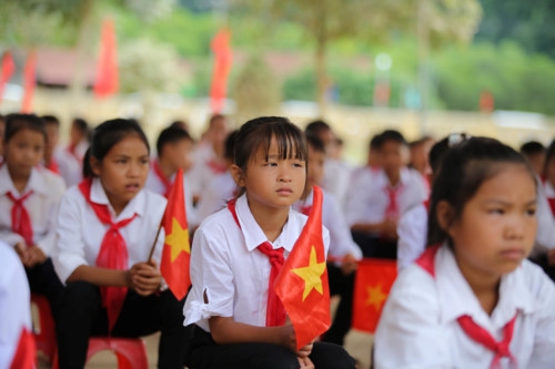 Bộ trưởng Phùng Xuân Nhạ dự khai giảng muộn cùng thầy trò vùng lũ Quảng Bình - Ảnh minh hoạ 4