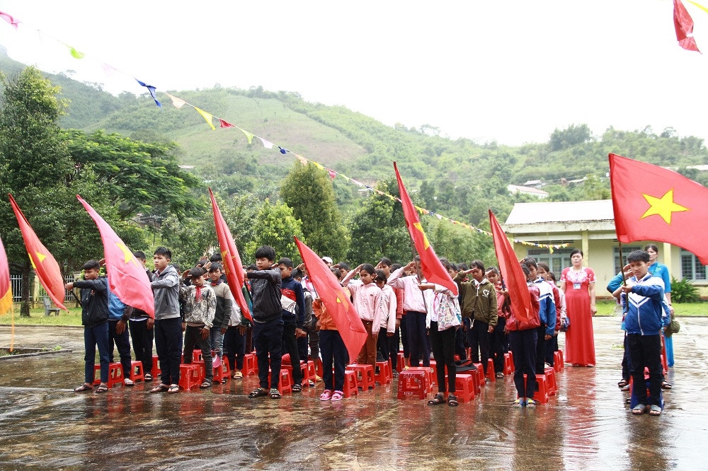 Kon Tum: Hàng trăm học sinh đội mưa dự khai giảng muộn