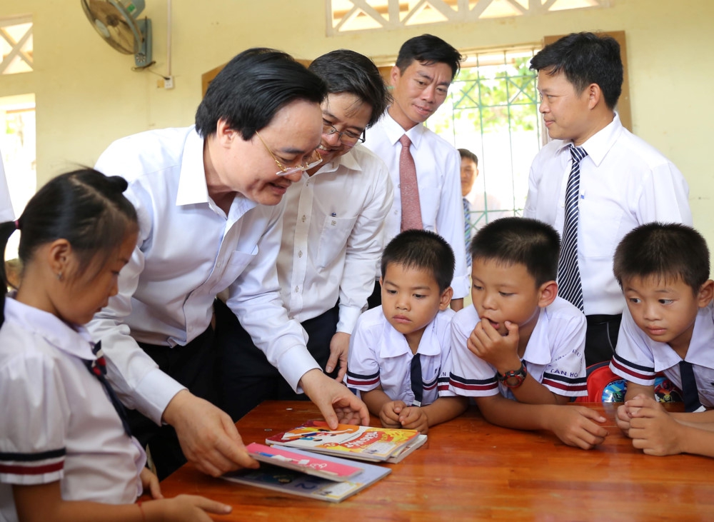 Bộ trưởng Phùng Xuân Nhạ dự khai giảng muộn cùng thầy trò vùng lũ Quảng Bình