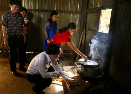 Bộ trưởng Phùng Xuân Nhạ dự khai giảng muộn cùng thầy trò vùng lũ Quảng Bình - Ảnh minh hoạ 8