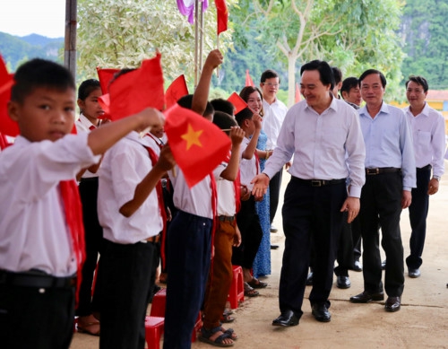 Bộ trưởng Phùng Xuân Nhạ dự khai giảng muộn cùng thầy trò vùng lũ Quảng Bình - Ảnh minh hoạ 6