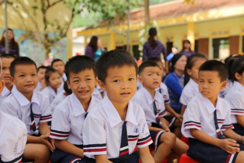 Bộ trưởng Phùng Xuân Nhạ dự khai giảng muộn cùng thầy trò vùng lũ Quảng Bình - Ảnh minh hoạ 10