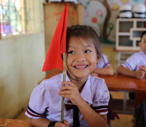 Bộ trưởng Phùng Xuân Nhạ dự khai giảng muộn cùng thầy trò vùng lũ Quảng Bình - Ảnh minh hoạ 9