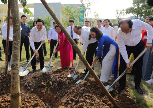 Bộ trưởng Phùng Xuân Nhạ hòa niềm vui chung ngày khai trường - Ảnh minh hoạ 8