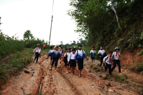 Kon Tum: Học sinh đội mưa đi dự khai giảng muộn - Ảnh minh hoạ 2