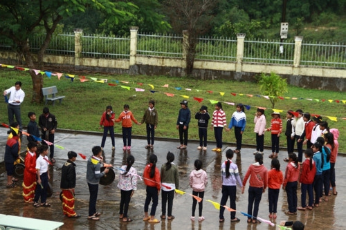 Kon Tum: Học sinh đội mưa đi dự khai giảng muộn - Ảnh minh hoạ 6