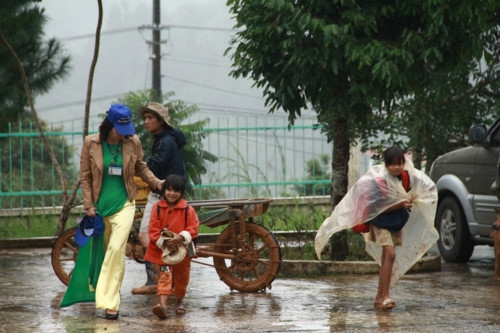 Kon Tum: Học sinh đội mưa đi dự khai giảng muộn - Ảnh minh hoạ 8