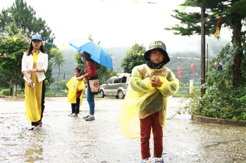 Kon Tum: Học sinh đội mưa đi dự khai giảng muộn - Ảnh minh hoạ 9