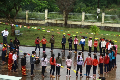 Kon Tum: Hàng trăm học sinh đội mưa dự khai giảng muộn - Ảnh minh hoạ 6