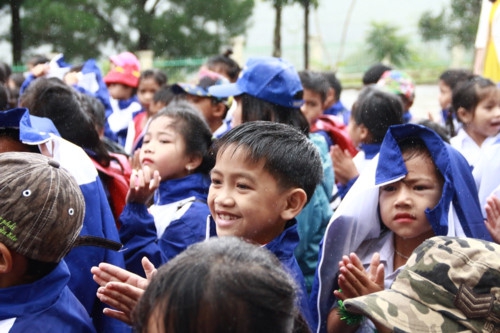 Kon Tum: Hàng trăm học sinh đội mưa dự khai giảng muộn - Ảnh minh hoạ 7