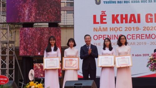 Truyền lửa nhân ái cho sinh viên tại lễ khai giảng năm học 2019-2020 - Ảnh minh hoạ 2