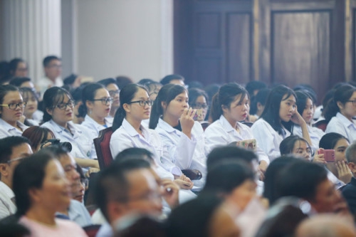 Độc đáo khai giảng của những sinh viên blouse trắng - Ảnh minh hoạ 3