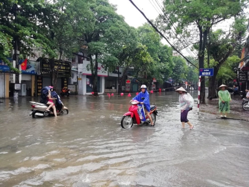 Thành Vinh mưa lớn gây ngập sâu, chuẩn bị phương án 2 cho lễ khai giảng - Ảnh minh hoạ 2