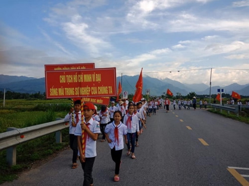 Thị xã vùng cao tràn ngập không khí nô nức trước ngày khai giảng - Ảnh minh hoạ 8