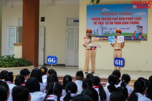 Hà Nội: Gần 1.000 học sinh THCS tìm hiểu về ATGT trong buổi sinh hoạt đầu tuần - Ảnh minh hoạ 5