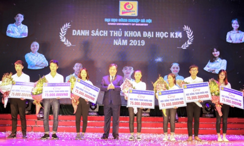 Bộ trưởng Trần Tuấn Anh đánh trống khai giảng Trường ĐH Công nghiệp Hà Nội - Ảnh minh hoạ 2