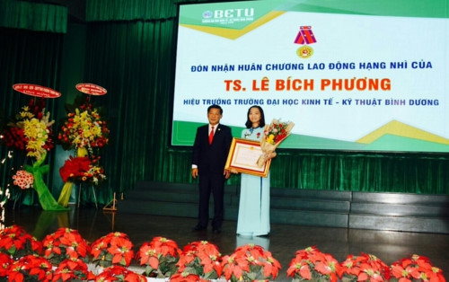 Trường ĐH Kinh tế - Kỹ thuật Bình Dương khai giảng năm học mới - Ảnh minh hoạ 2