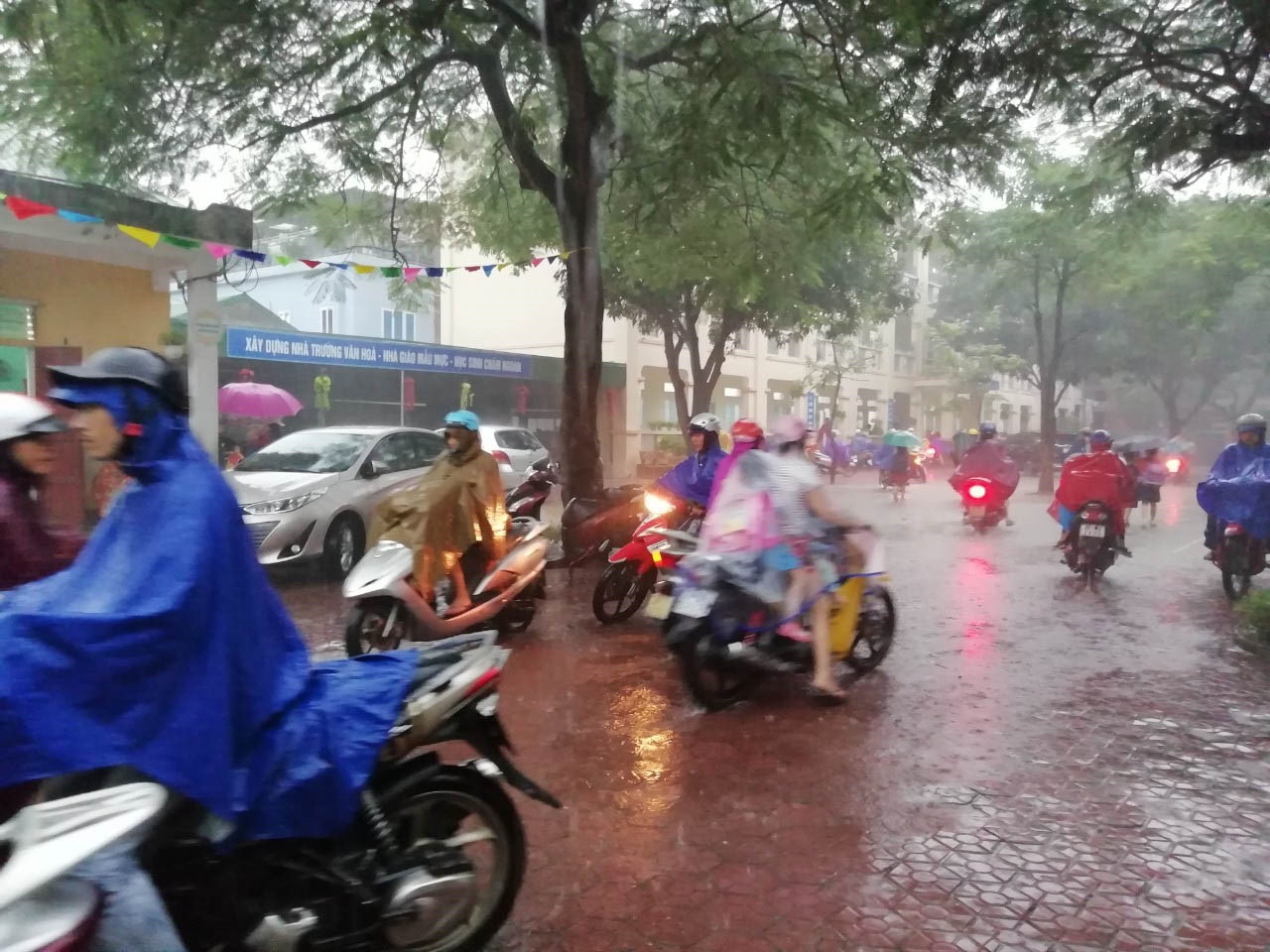 Nghệ An mưa lớn, hàng loạt trường thông báo cho học sinh nghỉ học