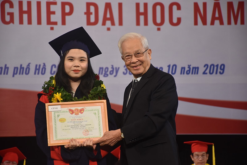 HUFLIT: Trao bằng tốt nghiệp cho 1601 tân cử nhân