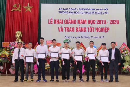 1.600 tân sinh viên Trường ĐH Sư phạm Kỹ thuật Vinh khai giảng năm học mới - Ảnh minh hoạ 4