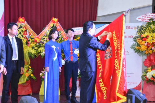Trường ĐH Duy Tân đón nhận Huân chương lao động hạng Nhất - Ảnh minh hoạ 2