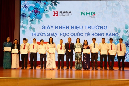 HIU đón nhận Cờ thi đua xuất sắc của Bộ GD&ĐT - Ảnh minh hoạ 4