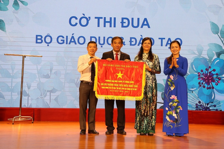 HIU đón nhận Cờ thi đua xuất sắc của Bộ GD&ĐT