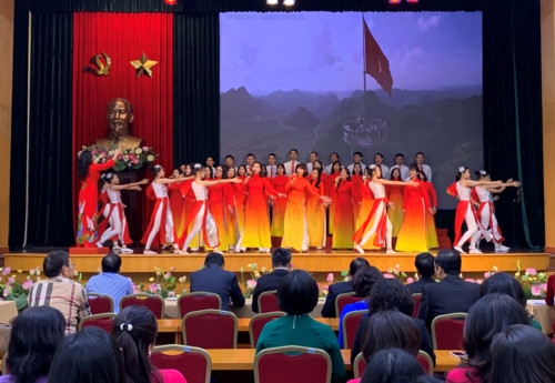 Hà Nội: Vinh danh giáo viên tiêu biểu quận Hoàn Kiếm - Ảnh minh hoạ 2
