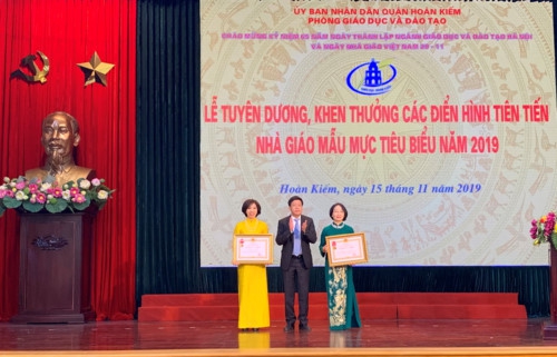 Hà Nội: Vinh danh giáo viên tiêu biểu quận Hoàn Kiếm - Ảnh minh hoạ 4