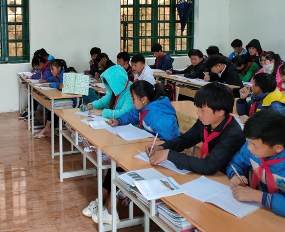 Lào Cai: Mua sắm đồ dùng chống rét cho học sinh