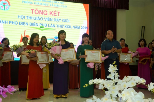 Điện Biên: Trao chứng nhận giáo viên dạy giỏi cho 239 thầy, cô - Ảnh minh hoạ 2