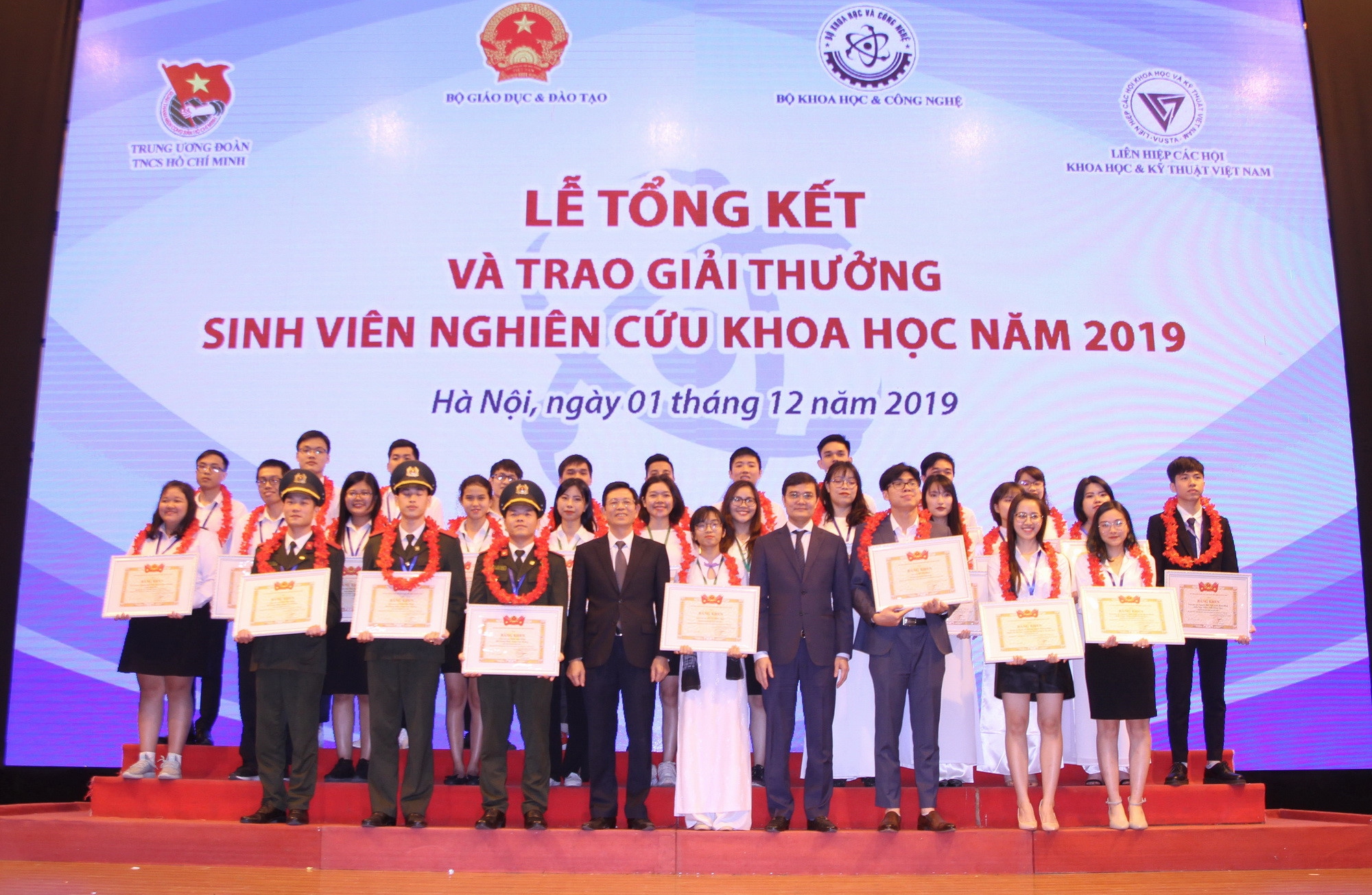 Trao giải cho 10 đề tài xuất sắc nhất cuộc thi sinh viên nghiên cứu khoa học 2019