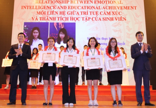 Trao giải cho 10 đề tài xuất sắc nhất cuộc thi sinh viên nghiên cứu khoa học 2019 - Ảnh minh hoạ 19