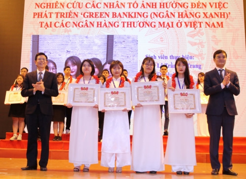 Trao giải cho 10 đề tài xuất sắc nhất cuộc thi sinh viên nghiên cứu khoa học 2019 - Ảnh minh hoạ 20