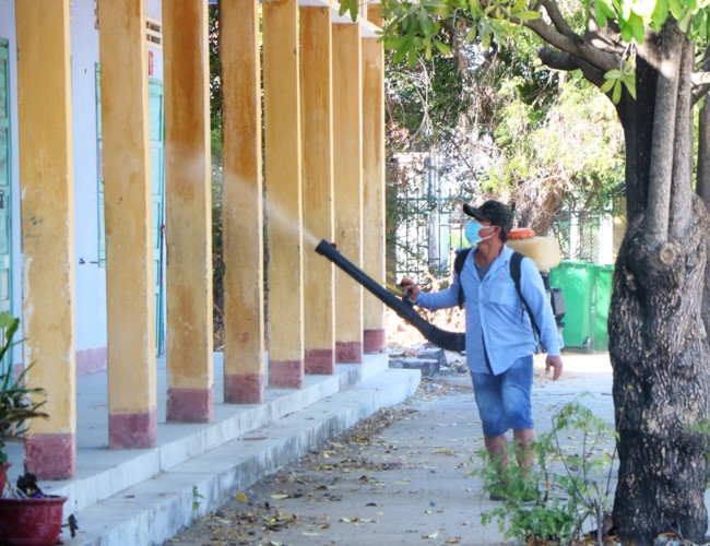 Ninh Thuận: Các trường học chủ động dọn vệ sinh, phun thuốc phòng ngừa dịch vi rút Corona - Ảnh minh hoạ 11