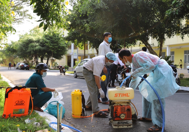 Trường ĐH Trà Vinh: Phun thuốc diệt khuẩn phòng dịch nCoV toàn trường - Ảnh minh hoạ 5