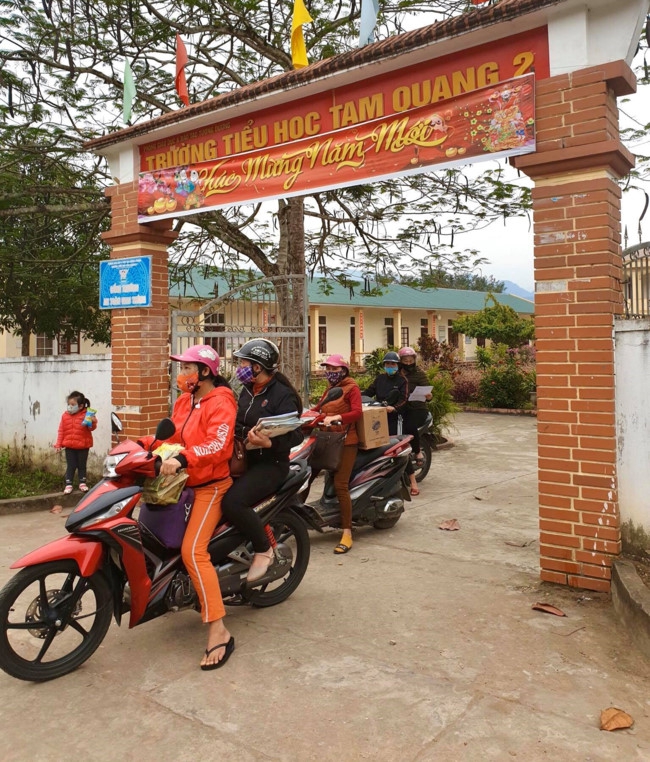 Giáo viên vùng khó đem bài tập, sách báo đến tận nhà cho học sinh - Ảnh minh hoạ 2