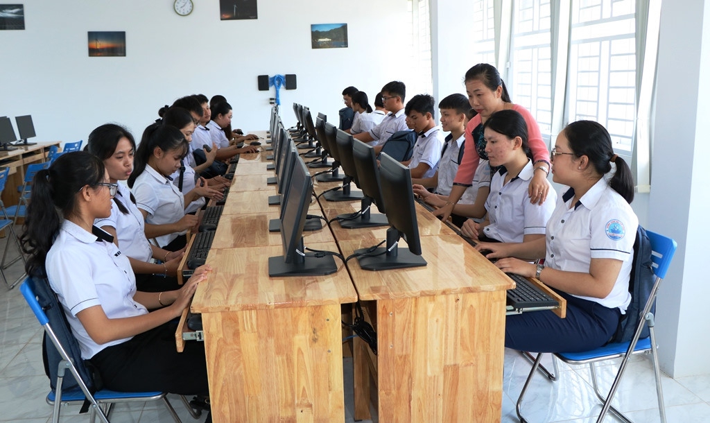Ninh Thuận: Khuyến khích học sinh học trực tuyến trong thời gian nghỉ học phòng, chống virut Corona