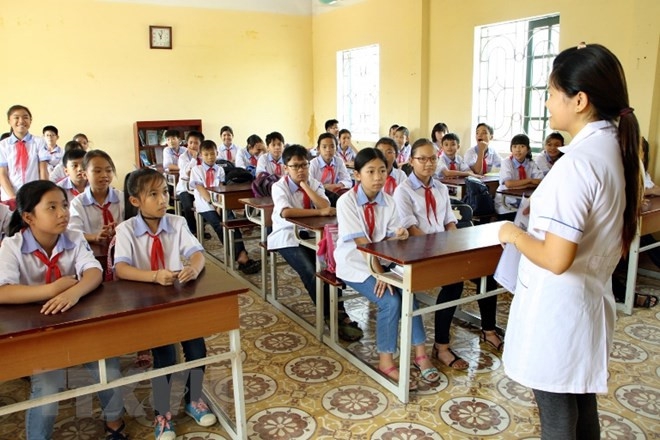 Phòng chống dịch bệnh: Gánh nặng trên vai “thiên thần blouse trắng” học đường