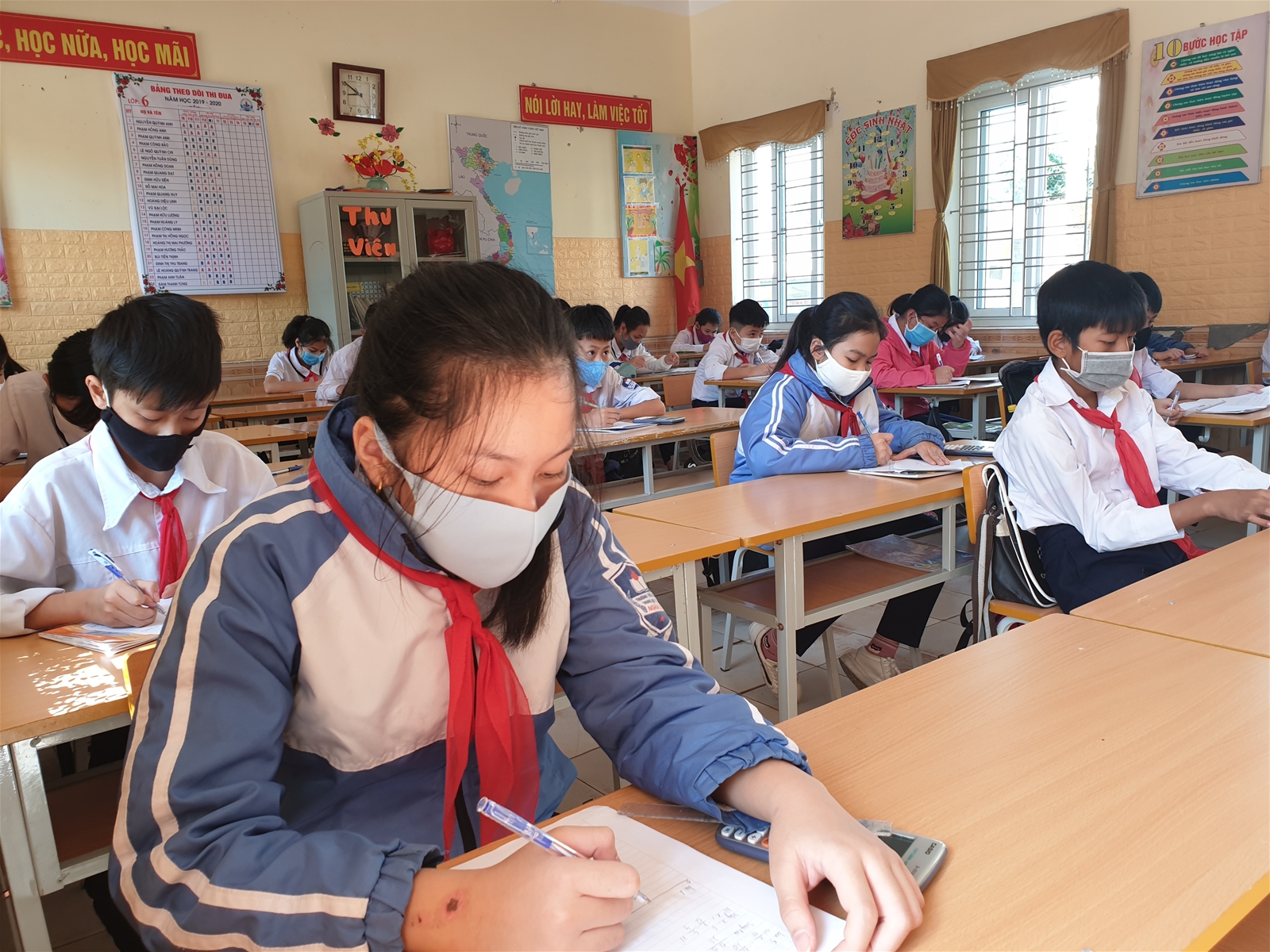 Hải Phòng: Ngày đầu toàn học sinh đi học, tách lớp phân ca đảm bảo giãn cách - Ảnh minh hoạ 6