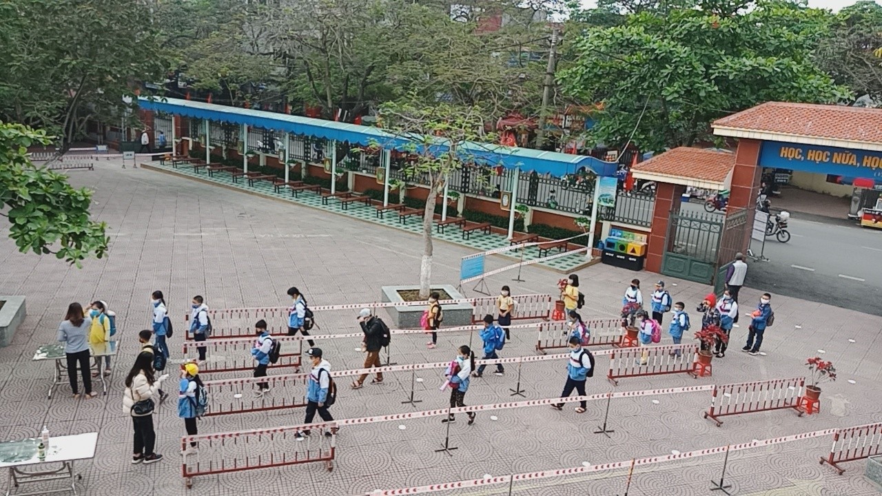 Hải Phòng: Ngày đầu toàn học sinh đi học, tách lớp phân ca đảm bảo giãn cách - Ảnh minh hoạ 2