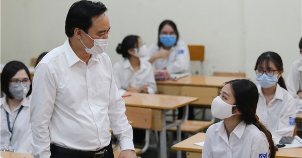 Bộ trưởng Phùng Xuân Nhạ động viên học sinh, giáo viên ngày đầu đến trường sau đợt nghỉ dài vì dịch