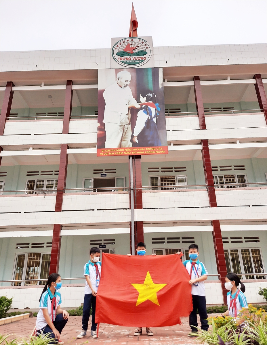 Thái Nguyên: Thầy trò được chiến sĩ ngoài đảo gửi thư, tặng cờ Tổ quốc