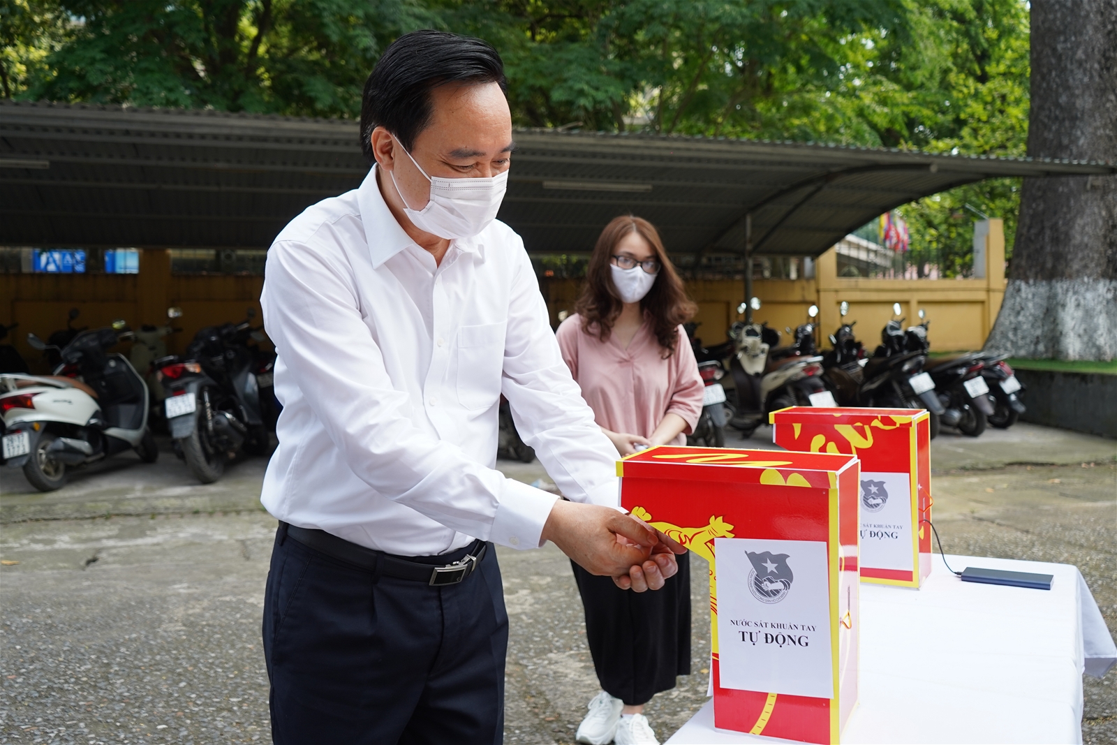 Bộ trưởng Phùng Xuân Nhạ động viên học sinh, giáo viên ngày đầu đến trường sau đợt nghỉ dài vì dịch - Ảnh minh hoạ 2