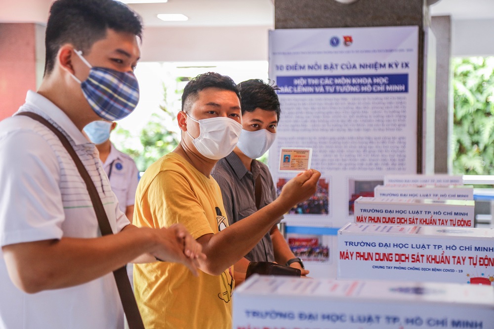 Sinh viên hàng loạt trường đại học phía Nam phấn chấn trở lại giảng đường - Ảnh minh hoạ 9